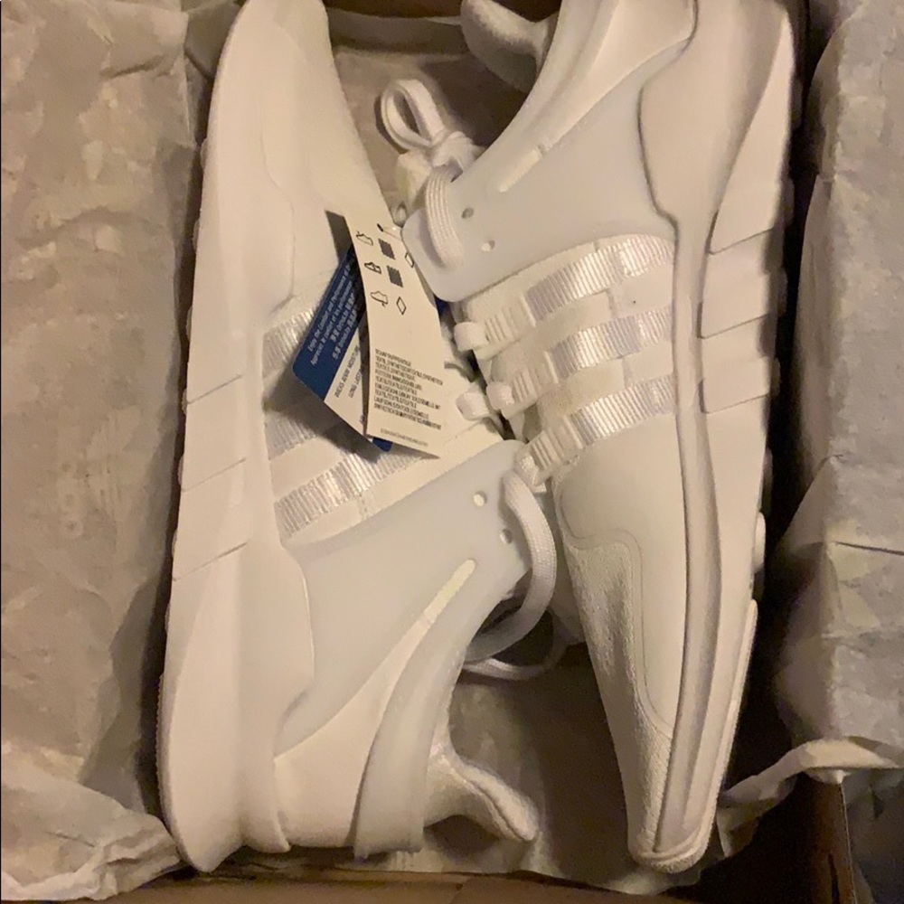 NWT ADIDAS WHITE SNEAKER SIZE 11